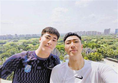 飘扬的红色旗海中,毛主席站在天安门城楼上宣布中华人民共和国成立